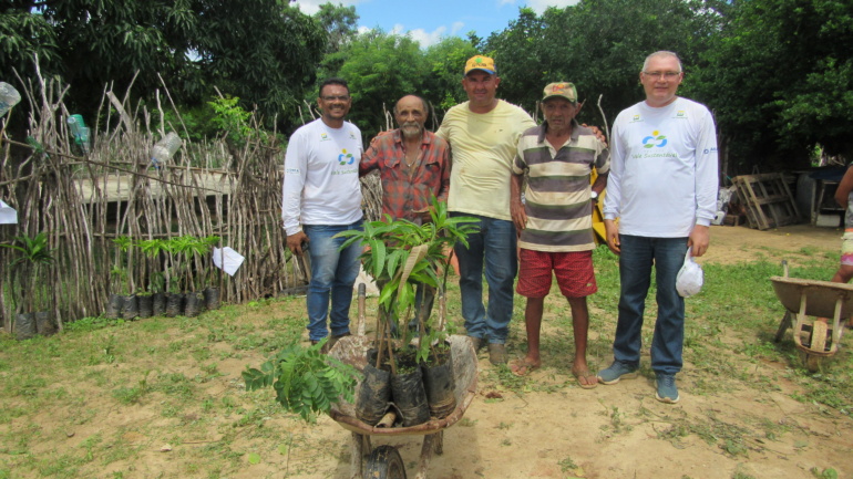 Famílias de agricultores recebem mudas frutíferas em Galinhos, no Rio Grande do Norte