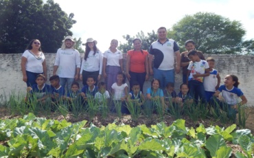 Projeto Reflorescer realiza manhã de aprendizado na horta da Escola Municipal João Felipe