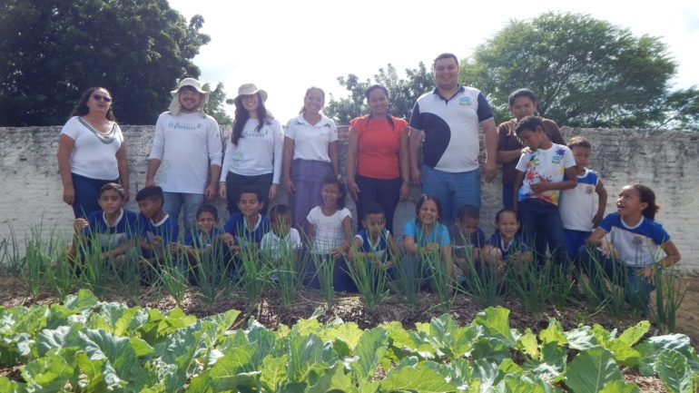 Projeto Reflorescer realiza manhã de aprendizado na horta da Escola Municipal João Felipe